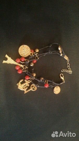 Браслет с пластмассовыми подвесками