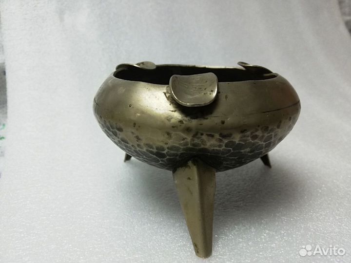 Старинная пепельница на ножках
