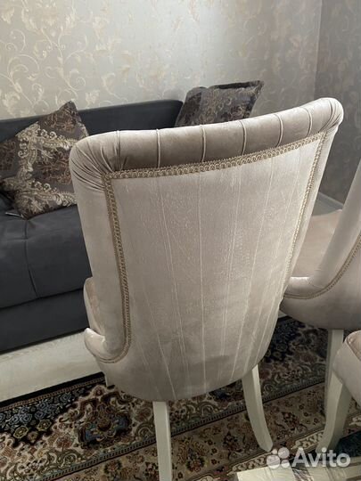 Стол и стулья