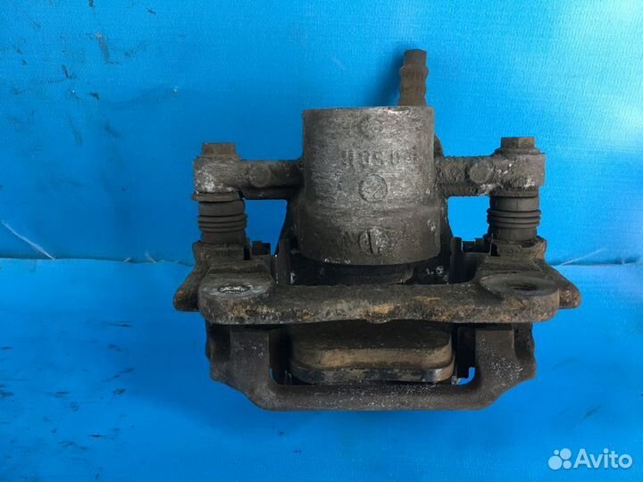 Тормозной суппорт задний левый toyota Avensis (T25