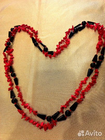 Бусы из природного коралла и чёрного агата 