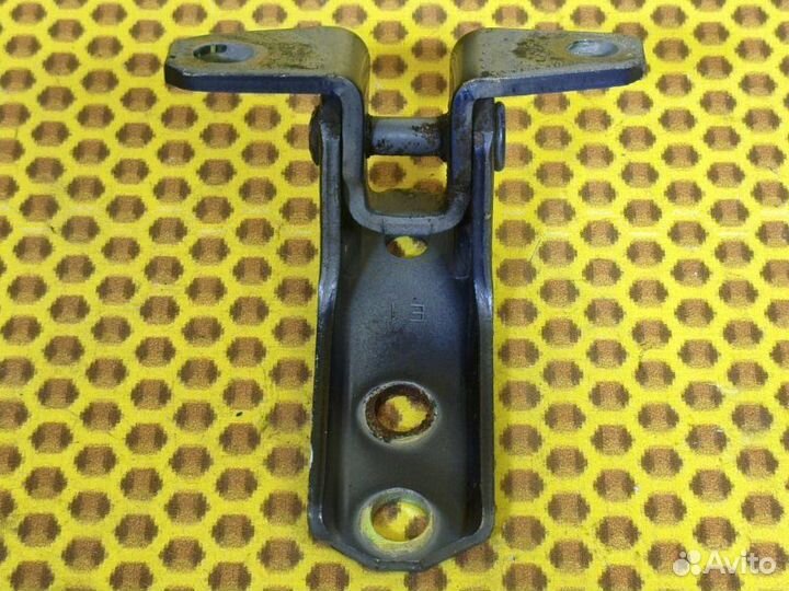 Петля двери передняя нижняя левая Mitsubishi