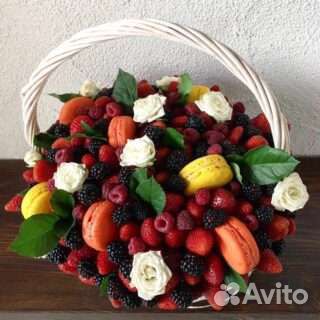 Клубничные композиции в корзине и коробочке