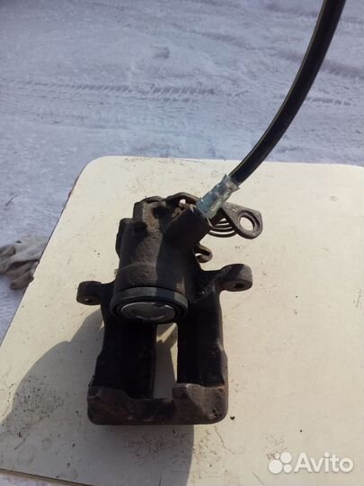 Суппорт тормозной, задний левый на ауди а4 б5