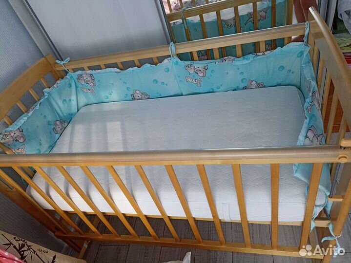 Детская кроватка с маятником и ящиком