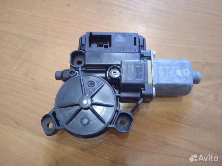 Моторчик стеклоподъемника задний левый Volkswagen