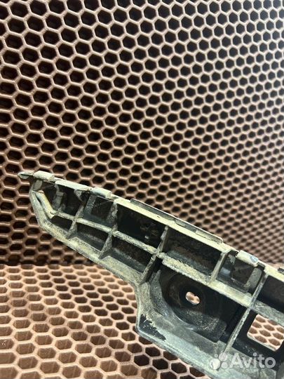 Кронштейн бампера задний левый Volkswagen Passat