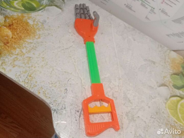 Живая игрушечная рука
