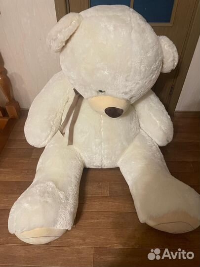 Большой плюшевый медведь
