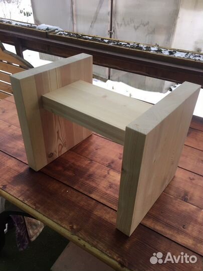 Подставка под акустику из лиственницы