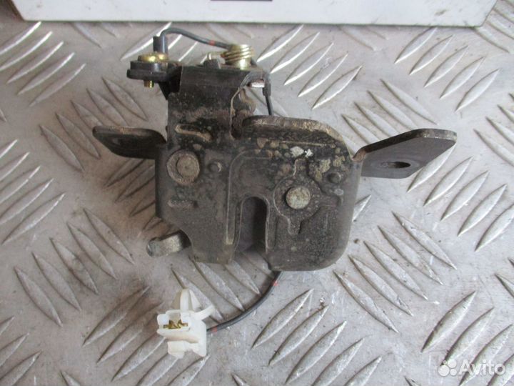 Замок двери багажника Mazda Demio 2000г