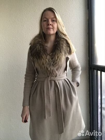Пальто с меховым воротником