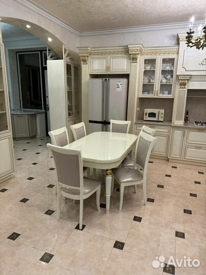 Кухонный стол и стулья