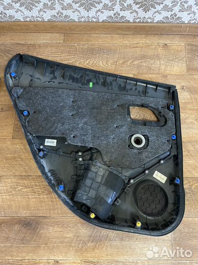 Обивка двери задняя правая на kia rio 3
