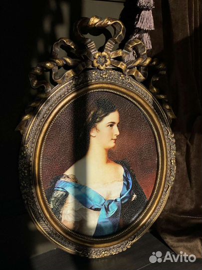 Картина в овальной раме