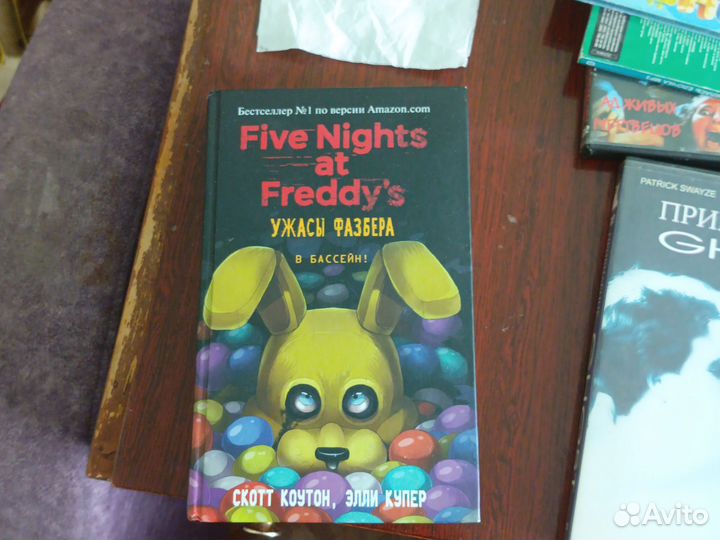 Книга Five nights AT freddy s into the pit