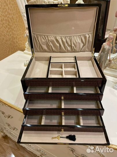 Сундук деревянный