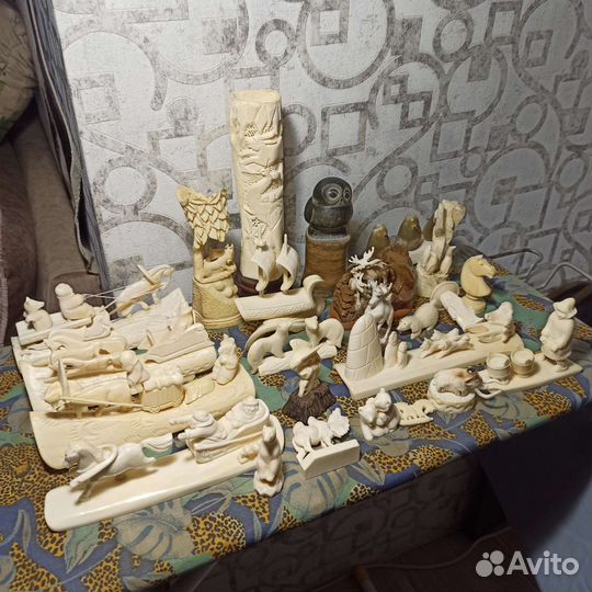 Много статуэток из кости