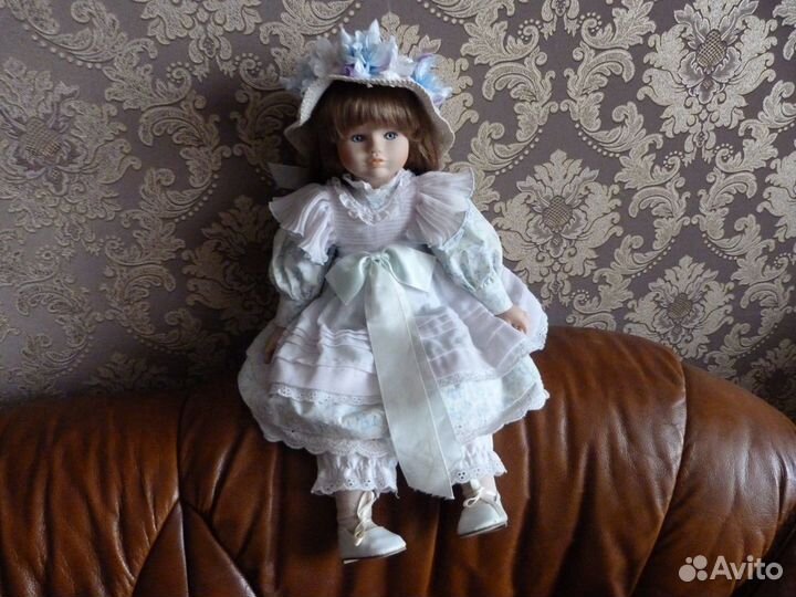 Кукла фарфоровая коллекционная