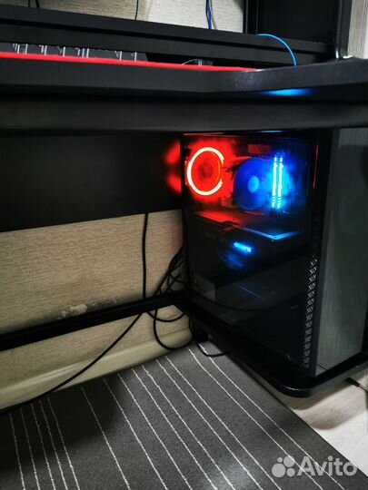 Компьютерный стол IKEA Fredde