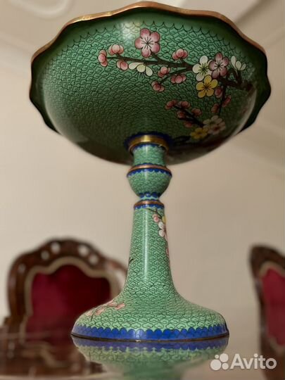 Старинная ваза на ножке, клуазоне
