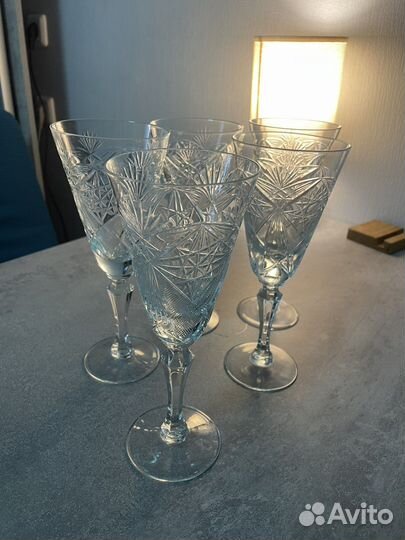 Хрустальные бокалы под шампанское