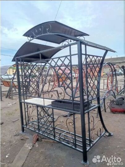 Кованный мангал с крышей