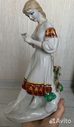 Статуэтка фарфоровая гадание на ромашке