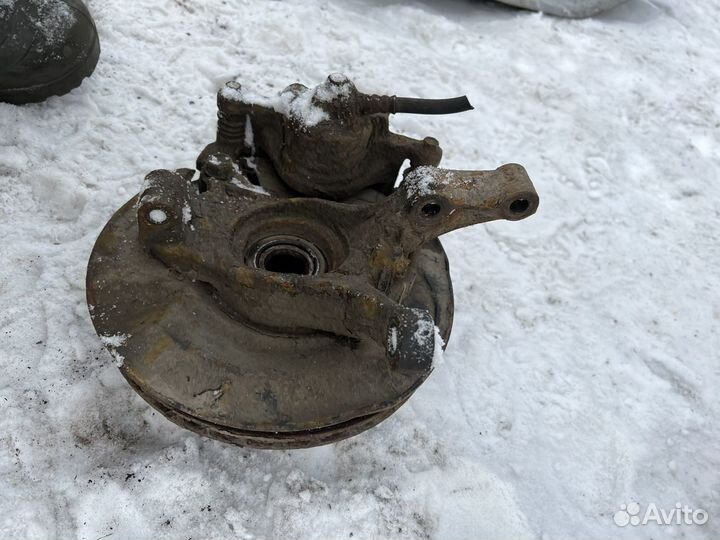 Поворотный кулак правый Suzuki Liana 01-07