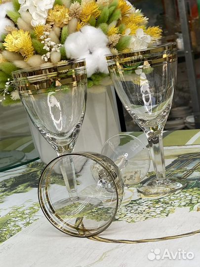 Бокалы винные с золотой полосой