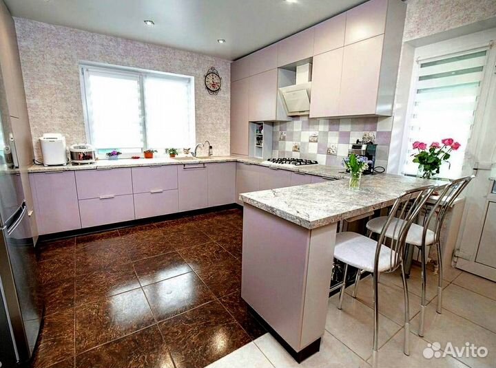 Угловая в потолок кухня на заказ