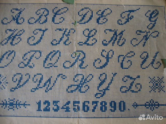 Старинный альбом с вышивками букв