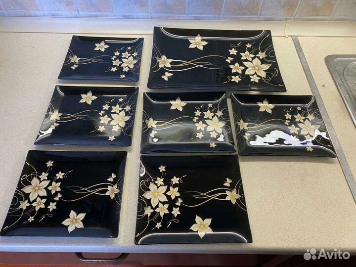 Набор блюдо 33 на 23 см и 6 тарелок 19 на 17 см