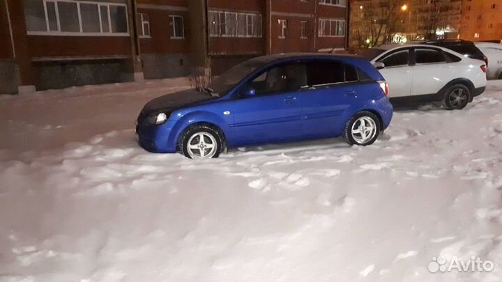 Активный сабвуфер полка Kia Rio 2