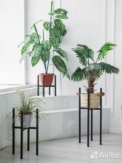 Металлическая полка для цветов