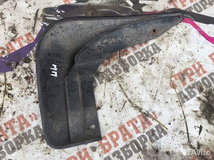Брызговик передний правый 5e0075111 Шкода Октавия