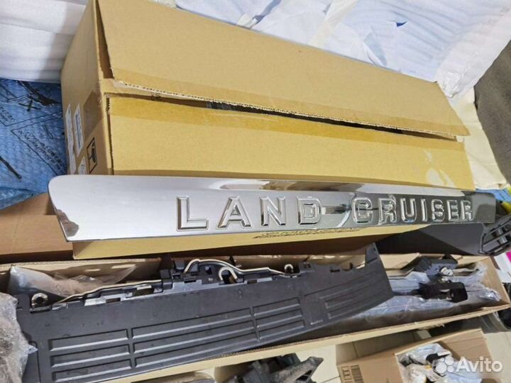 Молдинг багажника Toyota Land Cruiser 200