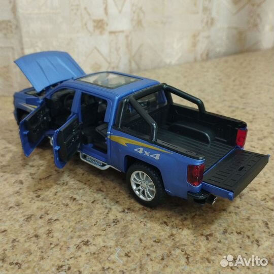 Chevrolet Silverado в масштабе 1:32 синий