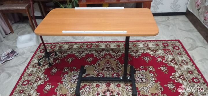 Столик прикроватный на колесиках
