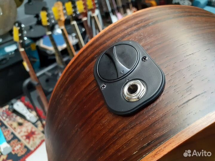 Трансакустическая гитара