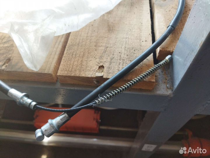 Трос стояночного тормоза лев Mitsubishi Galant 8