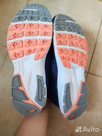 Кроссовки женские