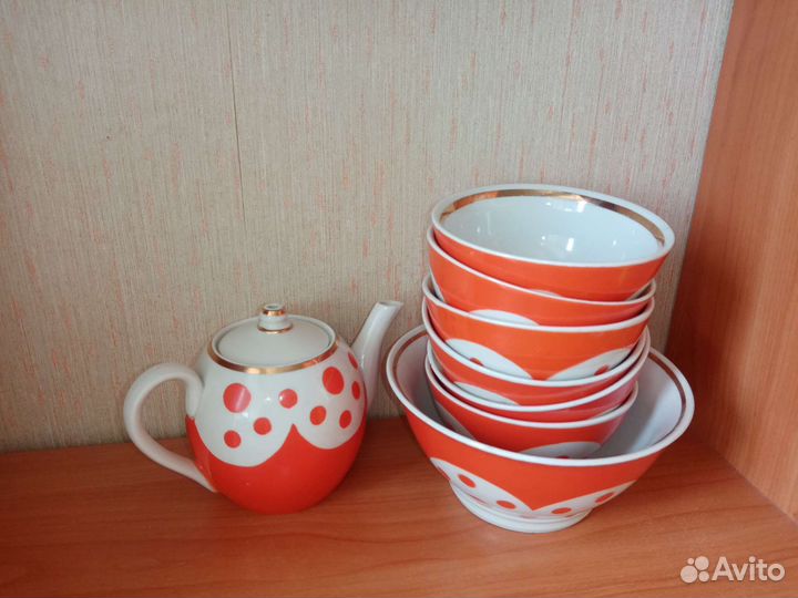 Тарелки, пиалы, чашки, дуршлаг, супница