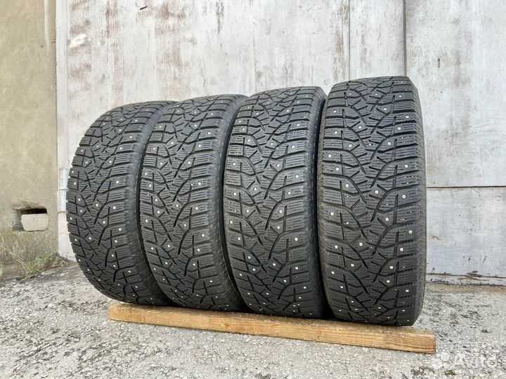 Bridgestone Blizzak Spike-02 215/60 R16