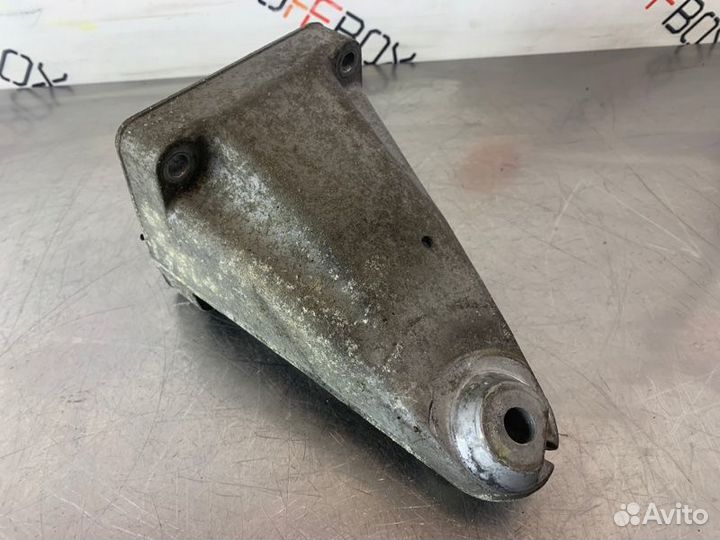 Кронштейн двигателя правый Mercedes C-Class W203