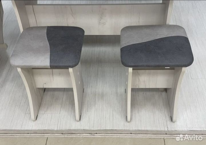 Кухонный уголок со столом и стульями новый