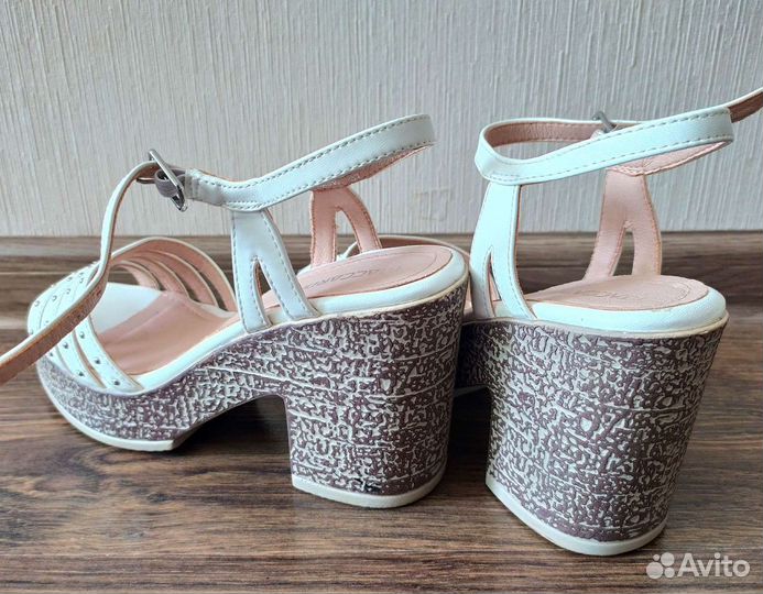 Босоножки женские T. Taccardi, 37 размер, белые