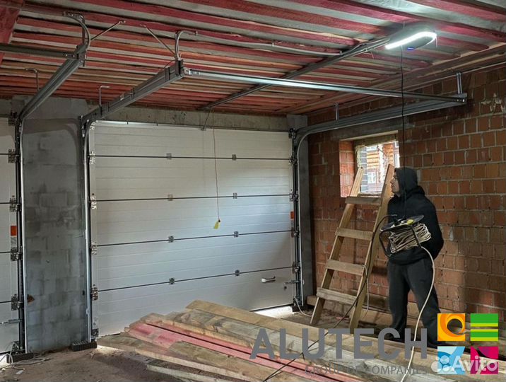 Секционные ворота для гаража alutech