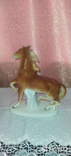 Фарфоровая статуэтка 