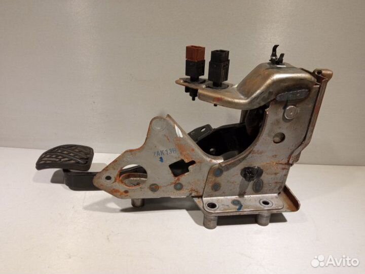 Педаль тормоза Nissan Juke HR16 2011